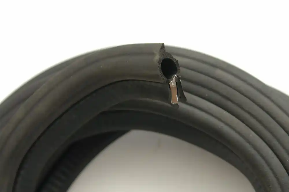 SK0010060-CZ20260306-083332-0-1772757212-size5-1768398324587-175 60117937 Těsnění střechy, poklopu Hromadná Objednávka