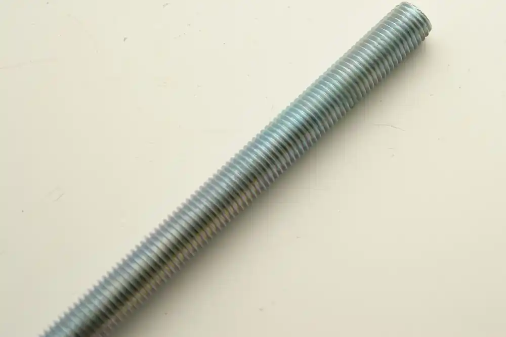 Zlevněný Tyč závitová M10 Zn 4.8 DIN 975